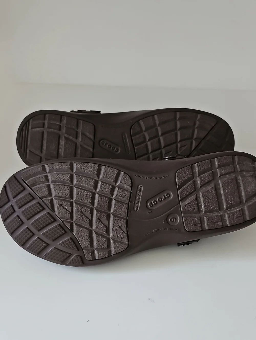 CROCS Men's Dark Brown Classic Clogs Back Elastic Comfort  Strap Size 9 Sandals